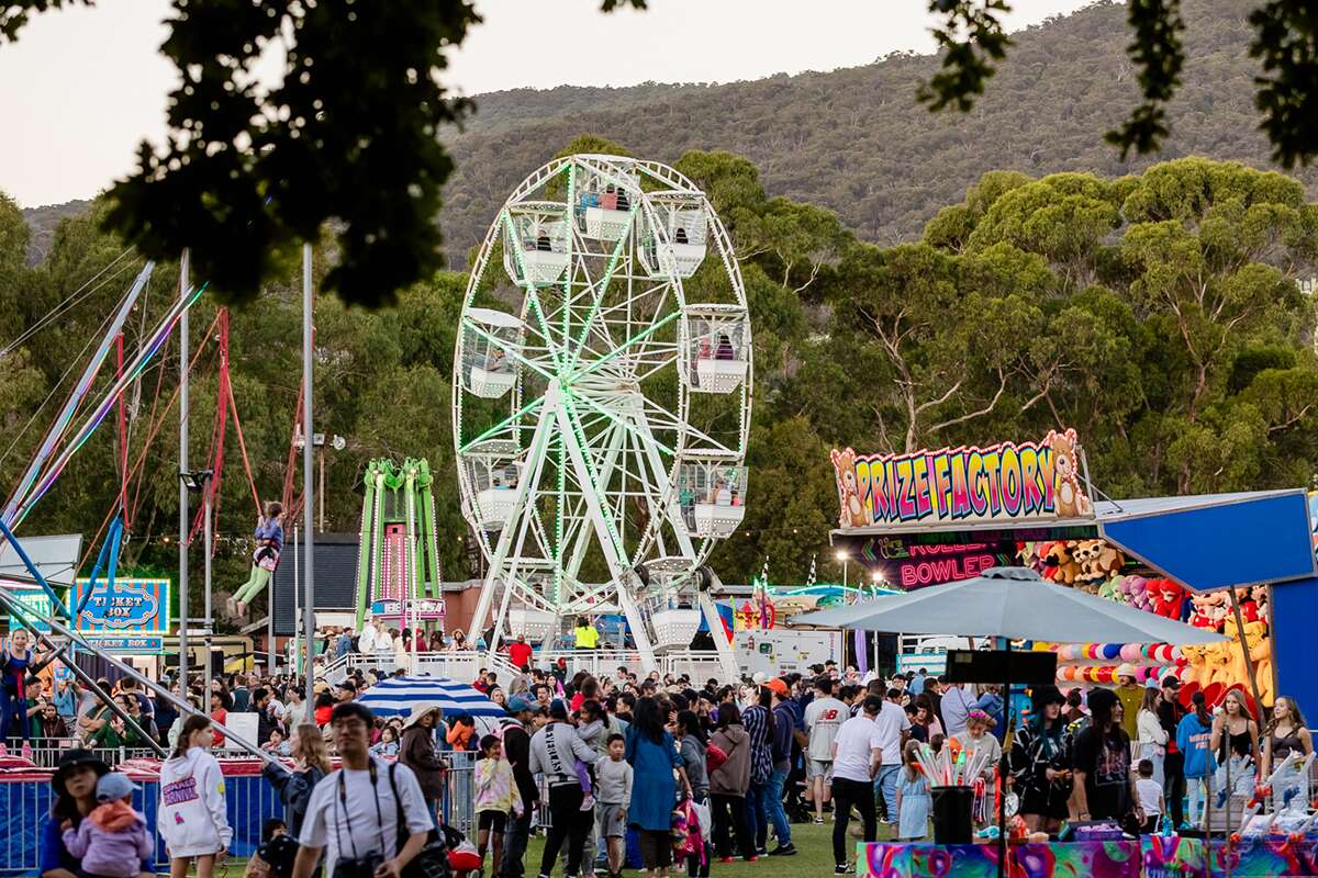 Amusements and crowd at Knox Festival